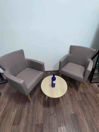 Стулья мягкие и журнальный столик