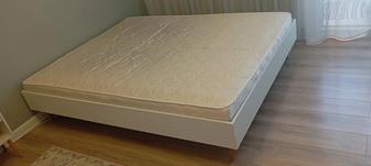 Кровать двуспальная с матрасом