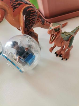 Фигурки динозавров и персонажей Jurassic World. Конструктор LEGO.