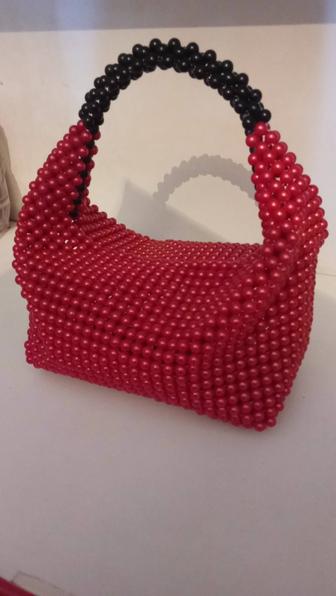 Сумочка из бусин в стиле Bottega Venetta