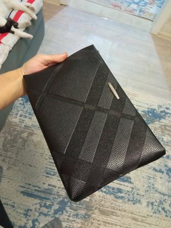 Продается мужской Клатч в подарок идет наручные часы!