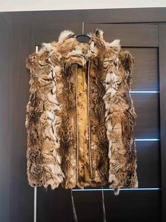 Меховые безрукавки.