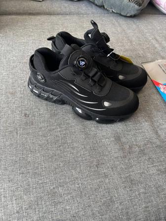 Продам рабочие кроссовки