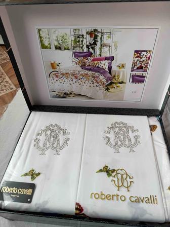 Комплект постельного белья известного бренда Roberto cavalli.