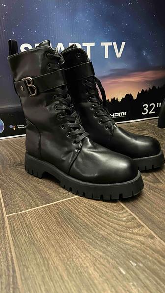 Размер 40, но подойдут и на 41. Новые, не ношенные.