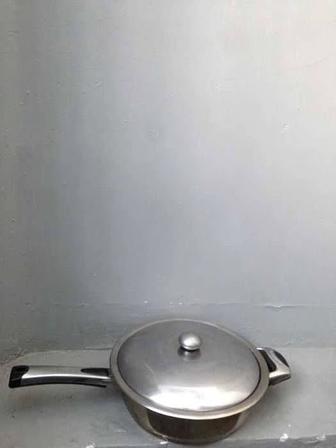 ПРОДАМ ДЁШЕВО сковородку, глубокую, 10х26см, С КРЫШКОЙ, из стали, ЕС бу
