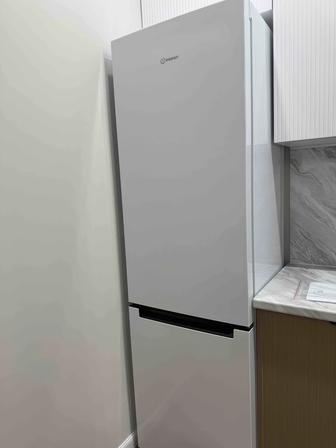 Холодильник Indesit DS 4200 W белый