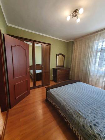 Продаётся спальный гарнитур (шкаф, комод, кровать)