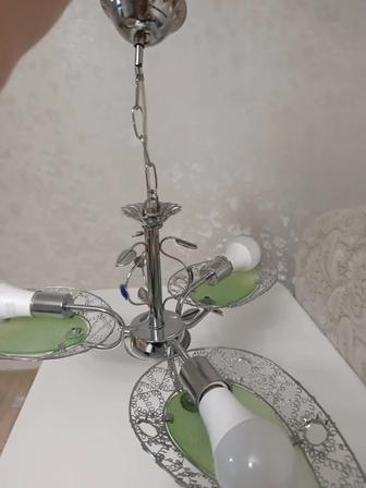 Продам люстру