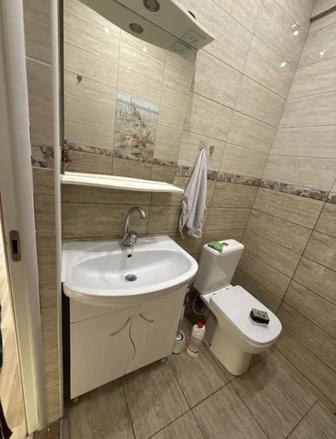 Раковина с тумбой и зеркалом