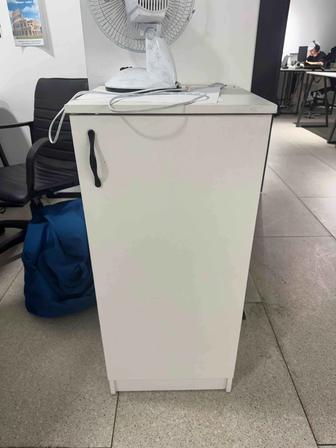 Продам белую тумбочку для офиса