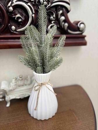 Продам вазу цилиндрической формы с сосновыми ветками в подарок свечу.