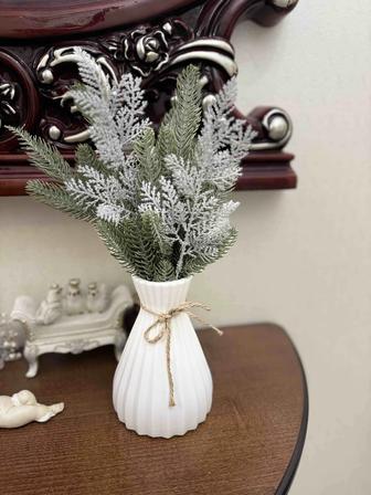 Продам вазу с сосновыми и серебряными ветками. В подарок свеча из вощины.