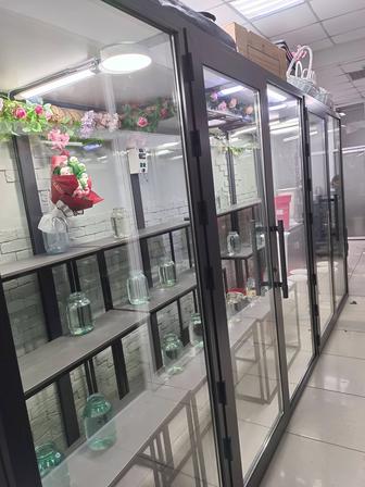 Витринный холодильник для цветов с полками и освещением.