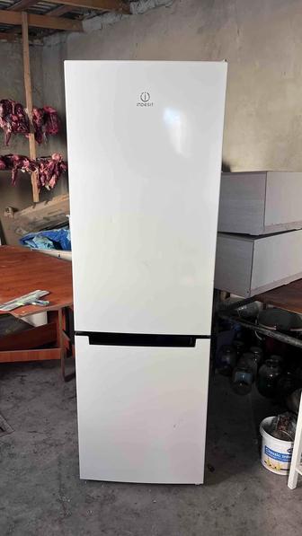 Продаю холодильник, кухонная мойка в подарок!