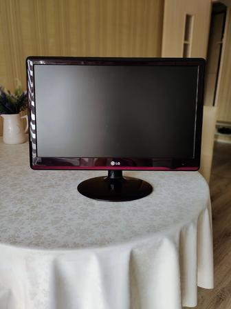 Монитор LG в хорошем состоянии