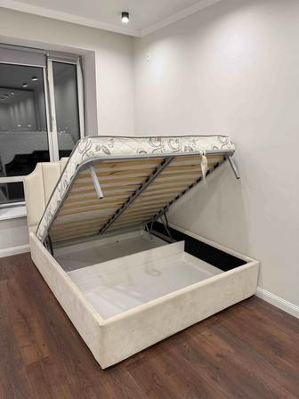 Двуспальная кровать с матрасом