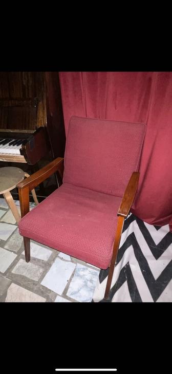 Продается красное кресло