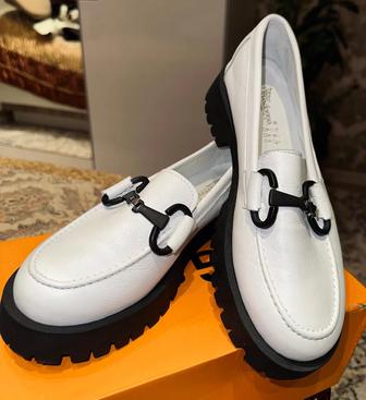 Продаю стильные женские лоферы
Цвет белый
Размер 38