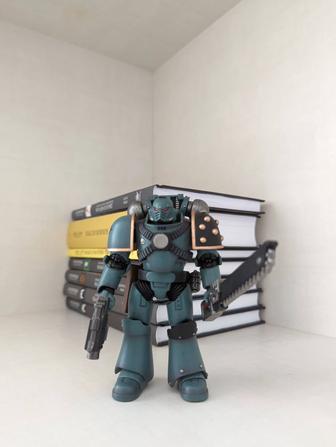 Фигурка JoyToy Warhammer 30K Sons of Horus MKVI Tactical Marine 1/18