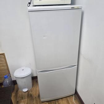 Продам холодильник с морозилкой