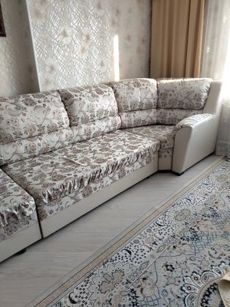Продам диван 3 метра угол меняется, состояние отличное. Цена 100000 тенге