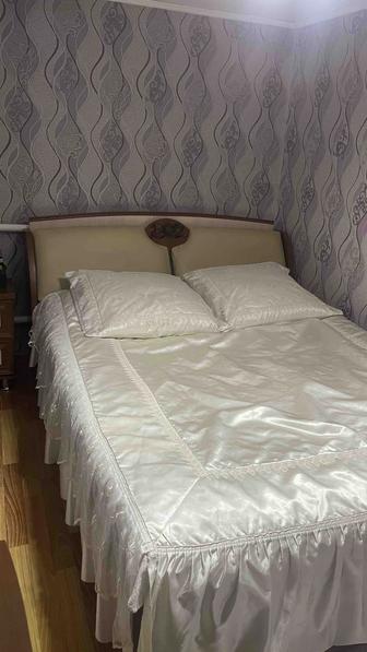 Продается спальный гарнитур (кровать комод/туалетный столик с зеркалом)
