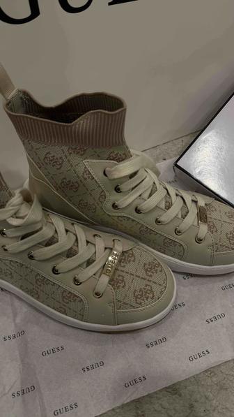 Кеды от бренда Guess