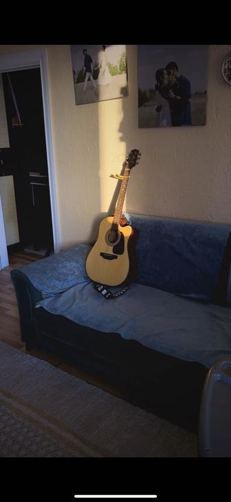 Продаю полуэлектро гитару Takamine