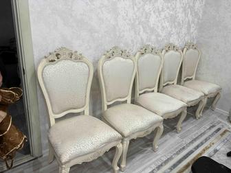 Продам итальянские стулья.Цвет бело-бежевый.