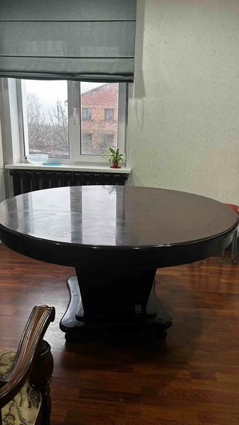 Продам круглый стол из дерева