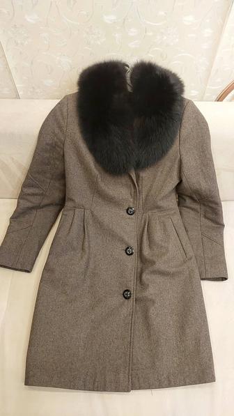 Пальто шерстяное с воротником песец