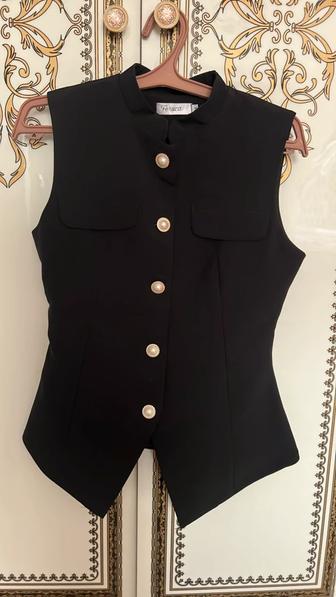 Женская одежда (кофта черная)