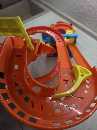 Hot wheels трек и в подарок 10 машинок