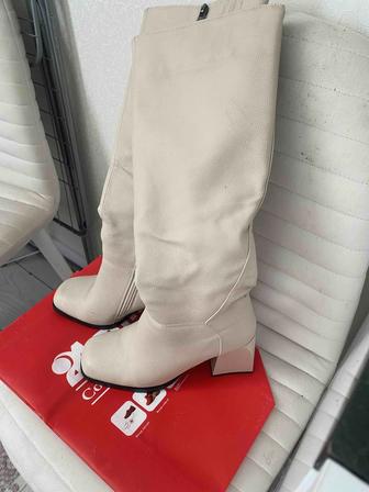 Сапоги новые натуральная кожа,модные,молочного цвета,евро,