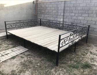 Продам топчан с досками 3х4 ковка