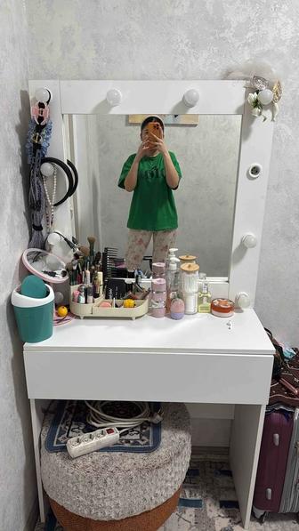 Туалетный столик с зеркалом и лампочками