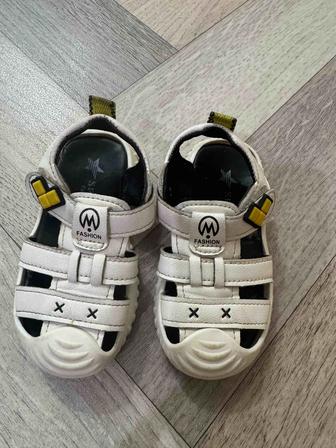 Продам босоножки для мальчика
