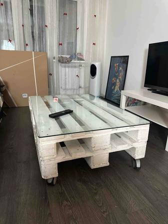 стол из палет на колесиках