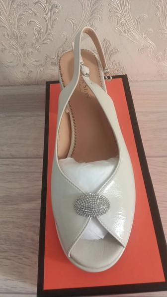 Женские босоножки