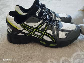 Продам кроссовки Asics