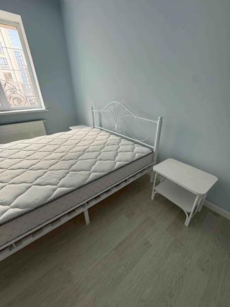 Продам кровать и две тумбы