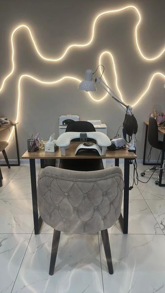 Аренда места в салоне красоты маникюрный стол