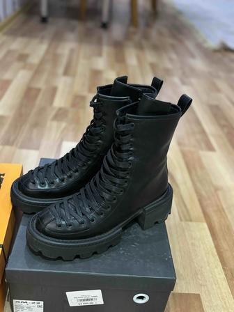 Продаю почти новые осенние сапоги