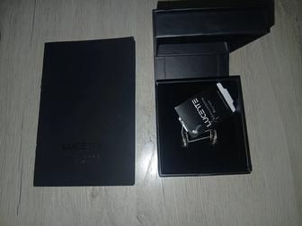 Золотые серьги с бриллиантами.