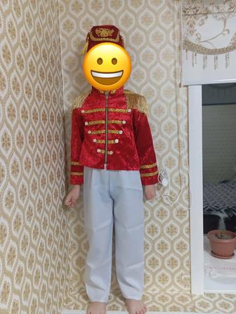 Продаю новогодний костюм гусар.