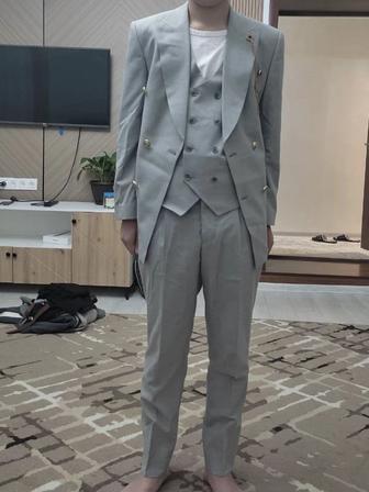 Костюм тройка