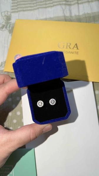 Пусеты из серебра и муассанита