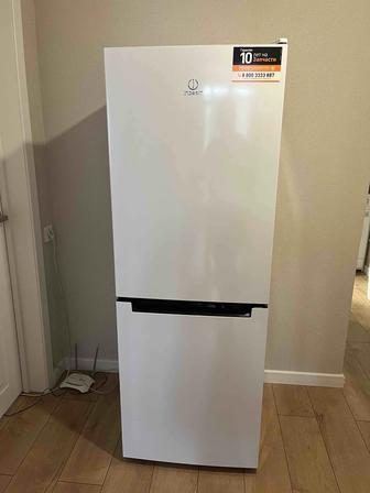 Продам холодильник Indesit DF4160W