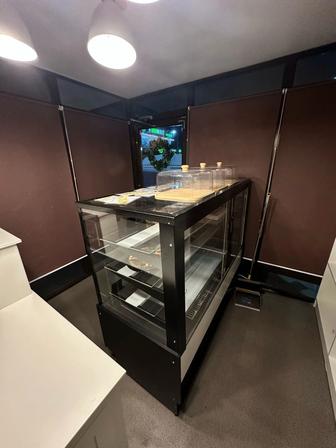 Продам Витринный холодильник для кондитерской и выпечки